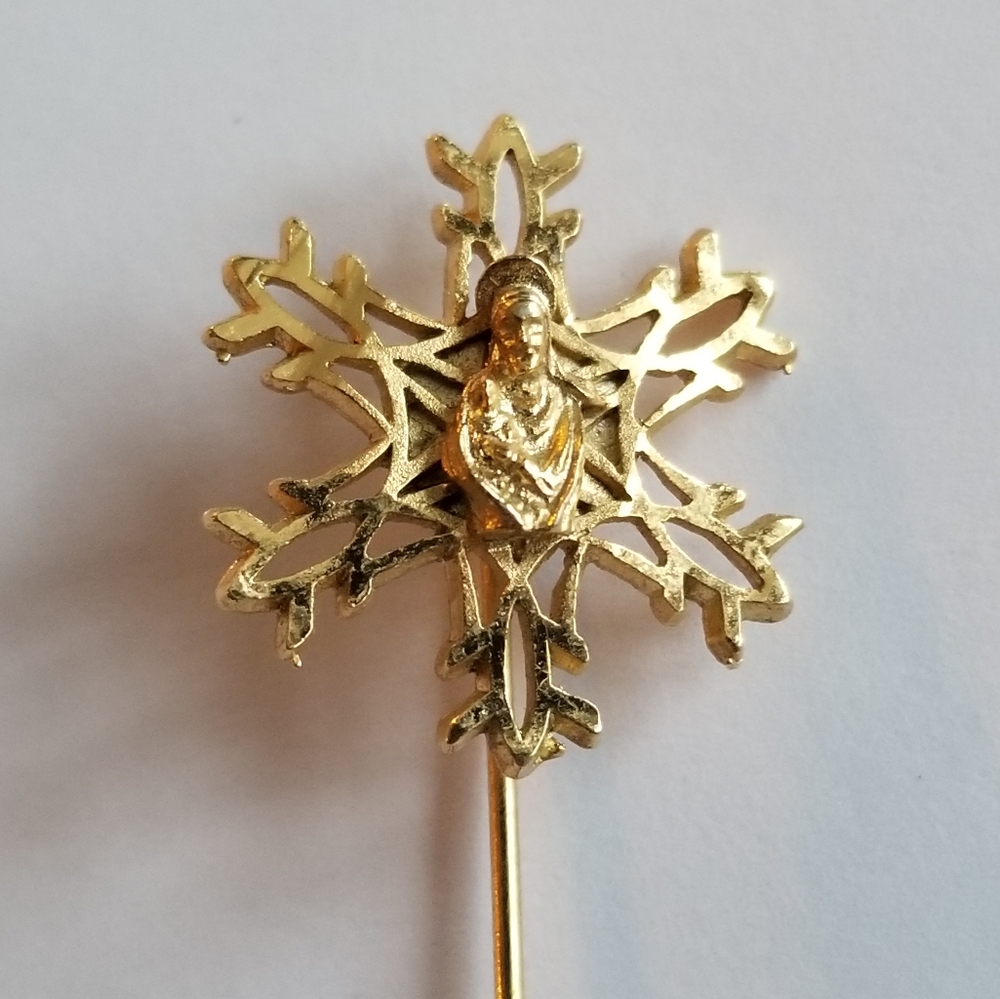 Vintage stickpin Mary baby Jesus snowflake gold tone stick pin lapel Christian